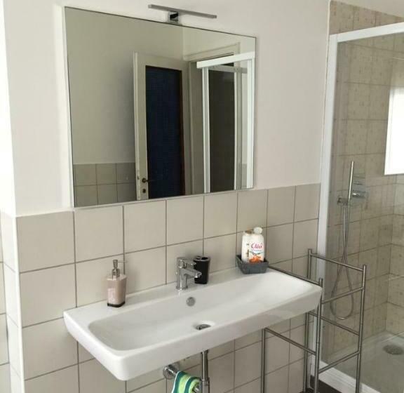 اتاق استاندارد با سرویس بهداشتی مشترک, Smart Accomodation