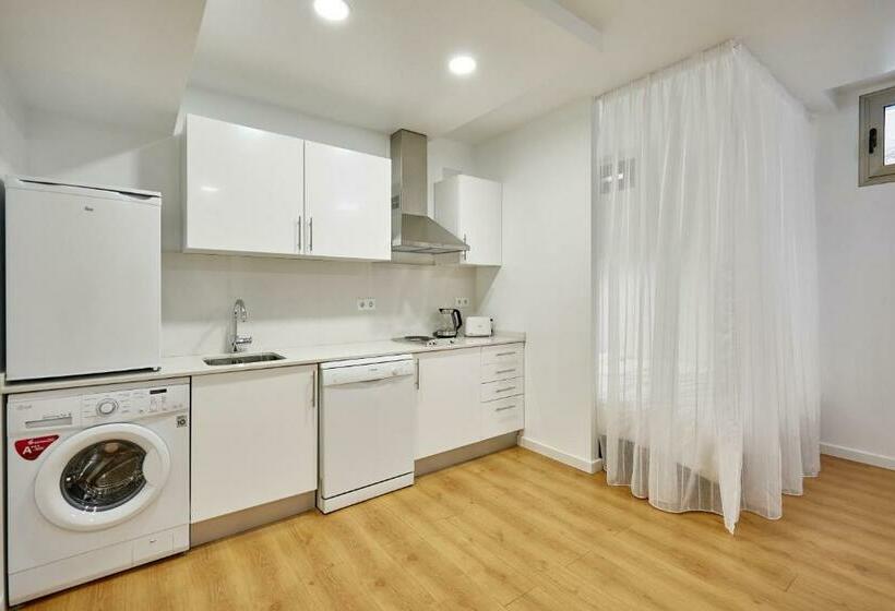 استودیوی استاندارد, Apart Hotel Happy Life