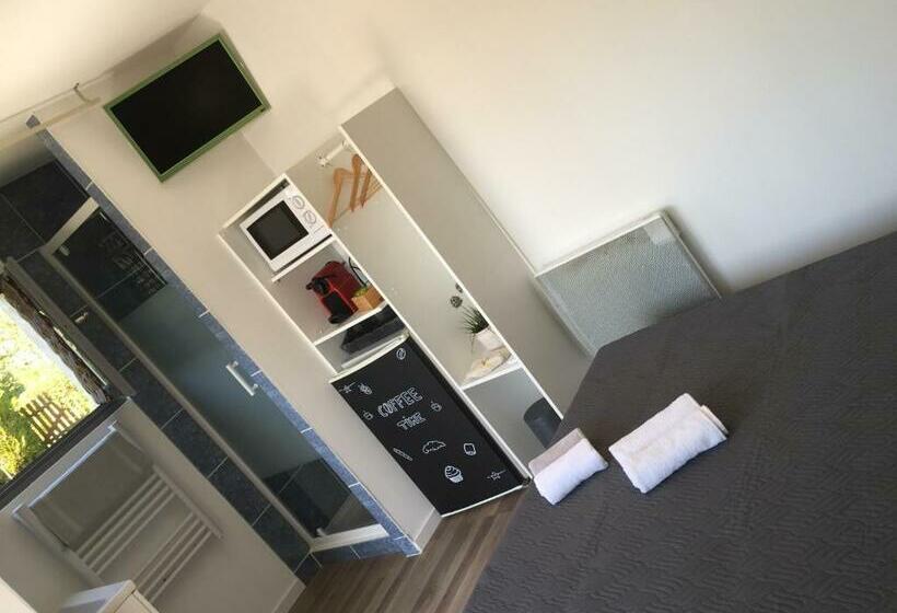 غرفة قياسية مطلّة علي حمام السباحة, Les Palmiers