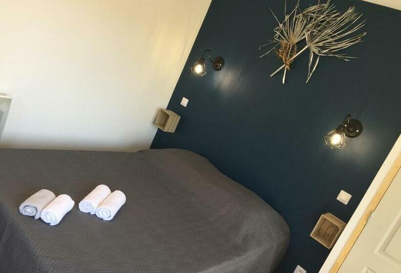 غرفة قياسية مطلّة علي حمام السباحة, Les Palmiers