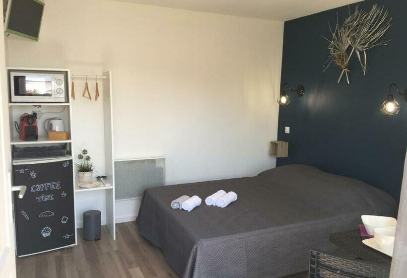 غرفة قياسية مطلّة علي حمام السباحة, Les Palmiers