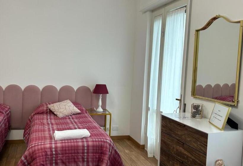 اتاق سه‌نفرۀ استاندارد با سرویس بهداشتی بیرون از اتاق, Comfort Accommodation Room & Le Camere