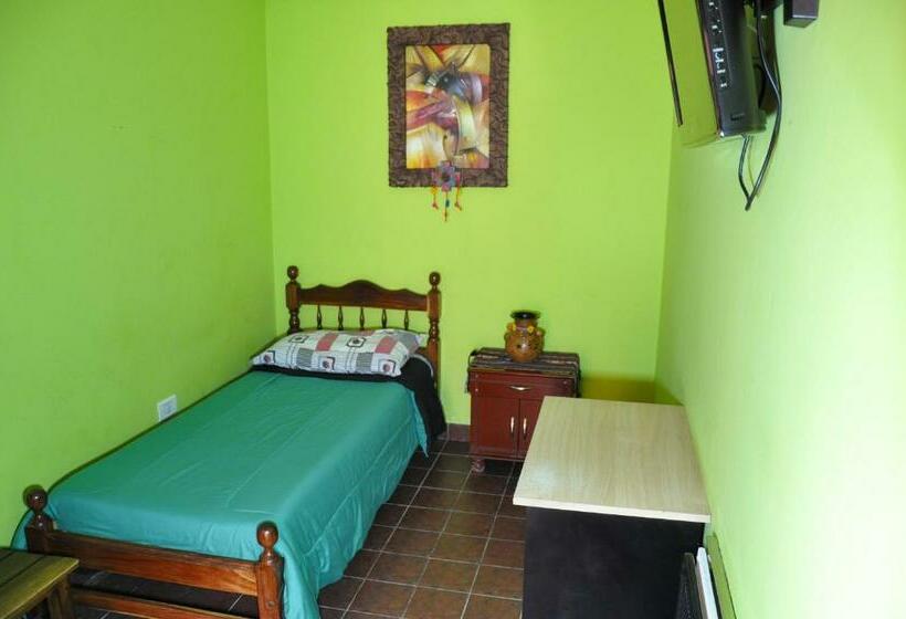 Номер Стандарт Индивидуальный Совместная Ванная, Hostel Copacabana La Quiaca