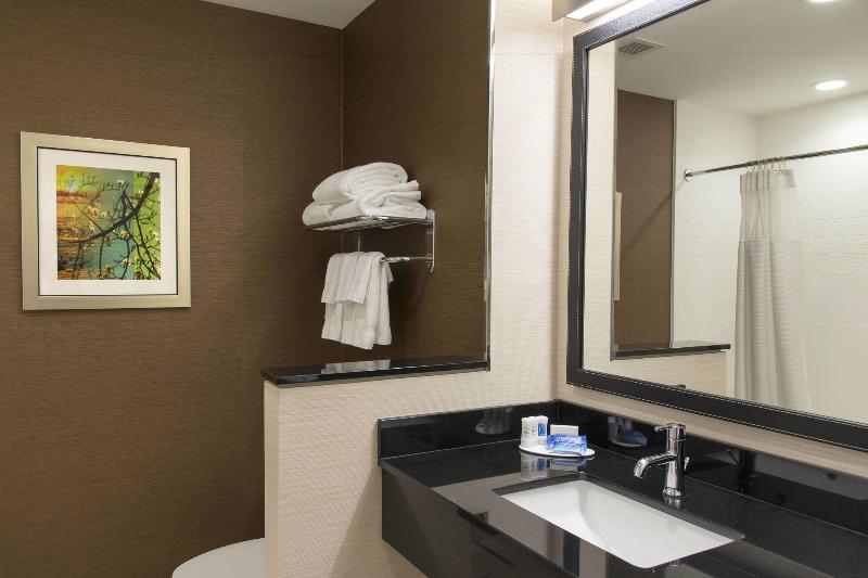 스위트 킹사이즈 침대, Fairfield Inn & Suites By Marriott Jackson Clinton