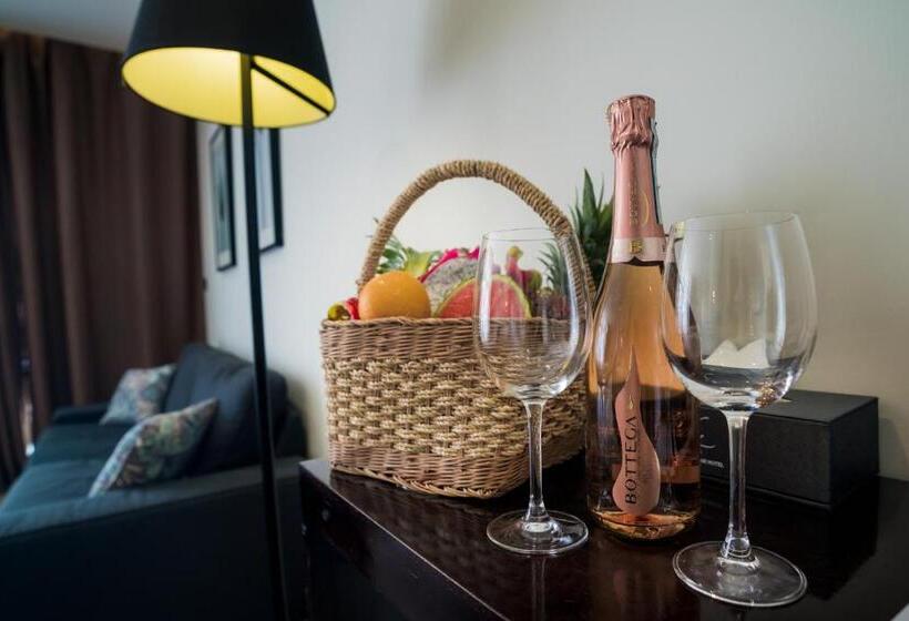 סוויטת ג'וניור עם מרפסת, White Boutique Hotel & Residences