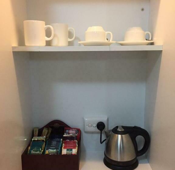 חדר קומפורט, Oxley Motel