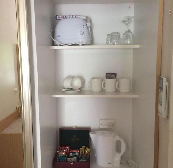 חדר אקזקיוטיב, Oxley Motel