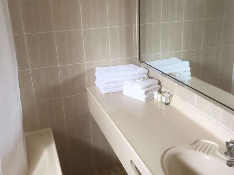 חדר אקזקיוטיב, Oxley Motel