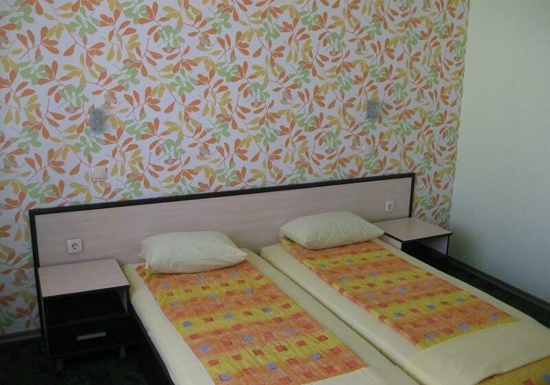 غرفة قياسية مزوَّدة بشُرفة, Excelsior Family