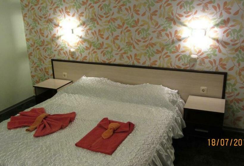 غرفة قياسية مزوَّدة بشُرفة, Excelsior Family