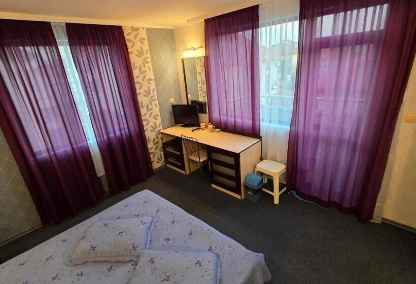 غرفة قياسية مزوَّدة بشُرفة, Excelsior Family