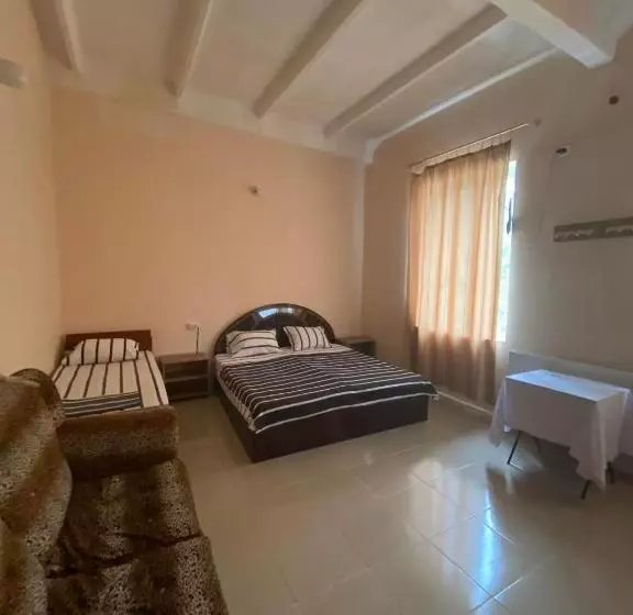 اتاق استاندارد سه تخته با سرویس بهداشتی مشترک, Hostel Golden Fleece