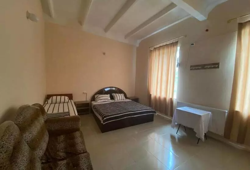 اتاق استاندارد سه تخته با سرویس بهداشتی مشترک, Hostel Golden Fleece