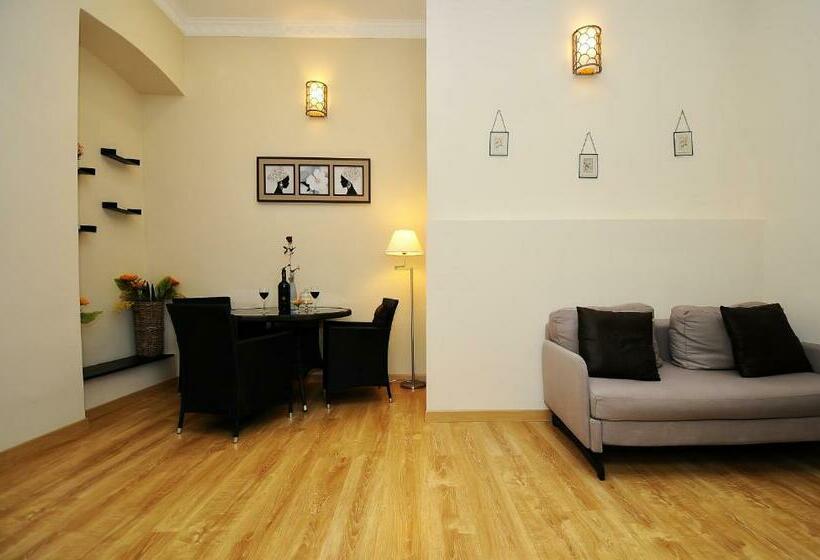 اتاق خانوادگی, Coral Boutique