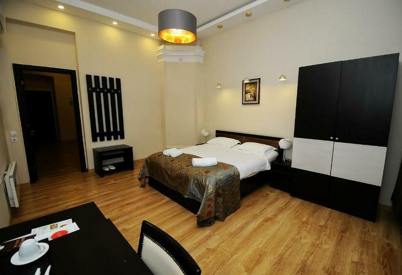 اتاق خانوادگی, Coral Boutique