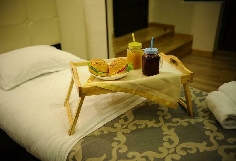 اتاق خانوادگی, Coral Boutique