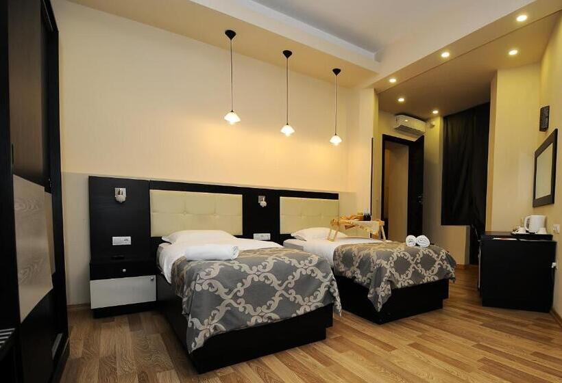 اتاق خانوادگی, Coral Boutique