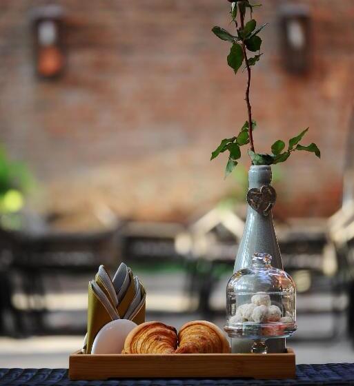 اتاق کلاسیک, Coral Boutique