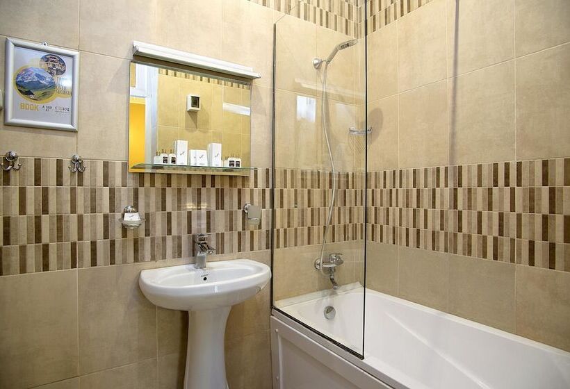 اتاق خانوادگی, Coral Boutique