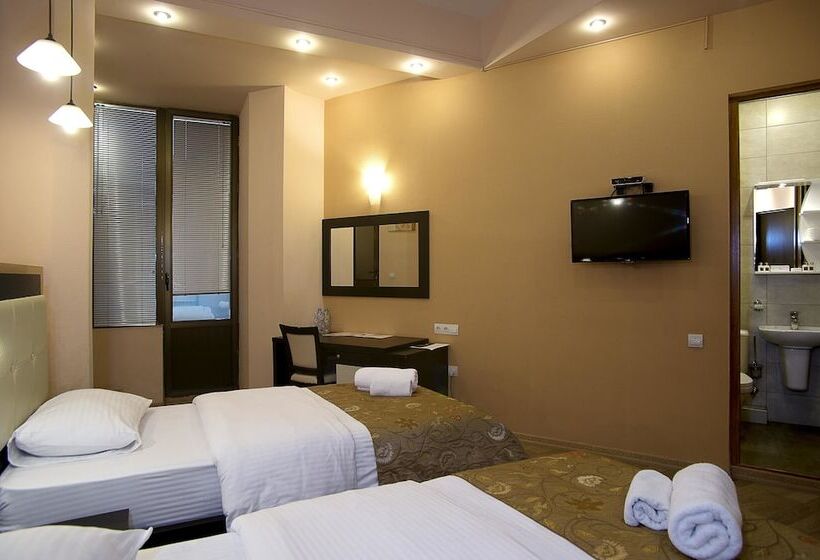 اتاق خانوادگی, Coral Boutique