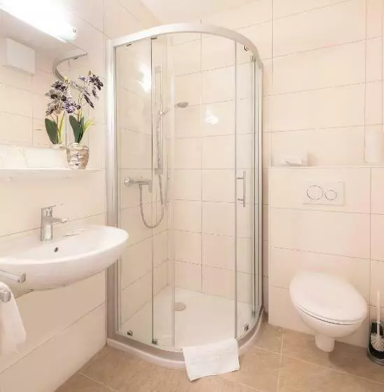 اتاق استاندارد با چشم‌انداز دریاچه, Strandhotel Orchidee
