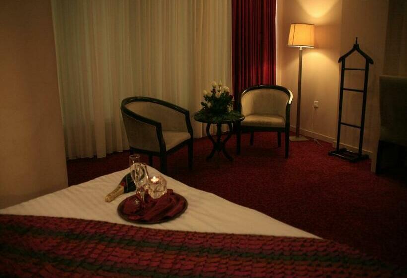 اتاق لوکس با تخت بزرگ, Van Royal