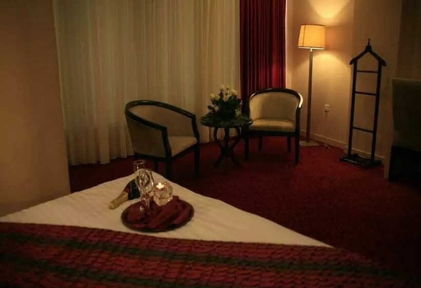 اتاق لوکس با تخت بزرگ, Van Royal