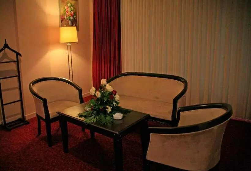 سوئیت رویال, Van Royal