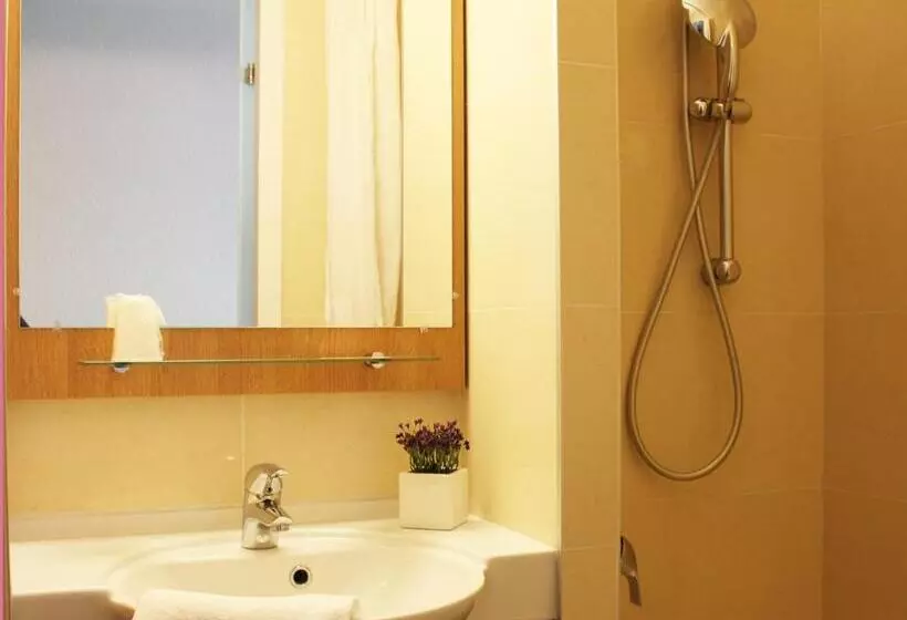 Basic Kolmen Hengen Huone, B&b Hotel La Rochelle Centre