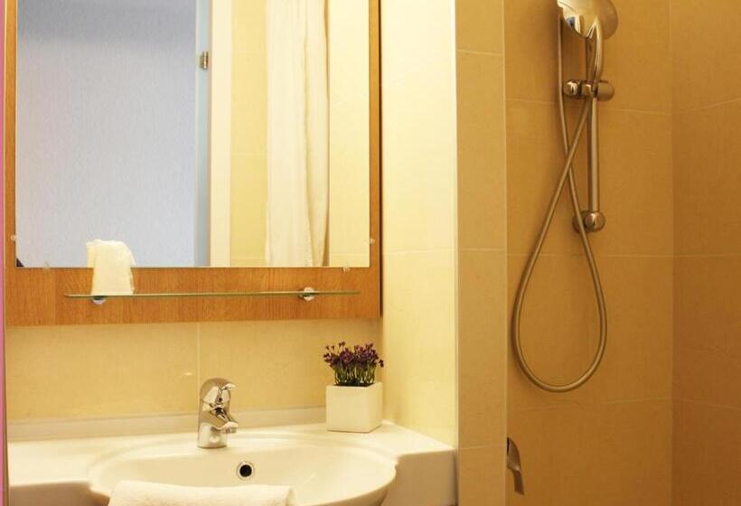 Четырехместный Номер Стандарт, B&b Hotel La Rochelle Centre