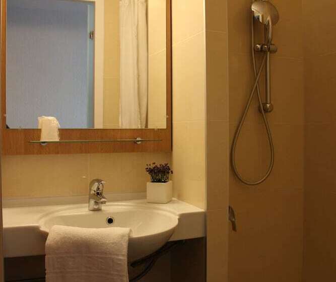 Четырехместный Номер Стандарт, B&b Hotel La Rochelle Centre