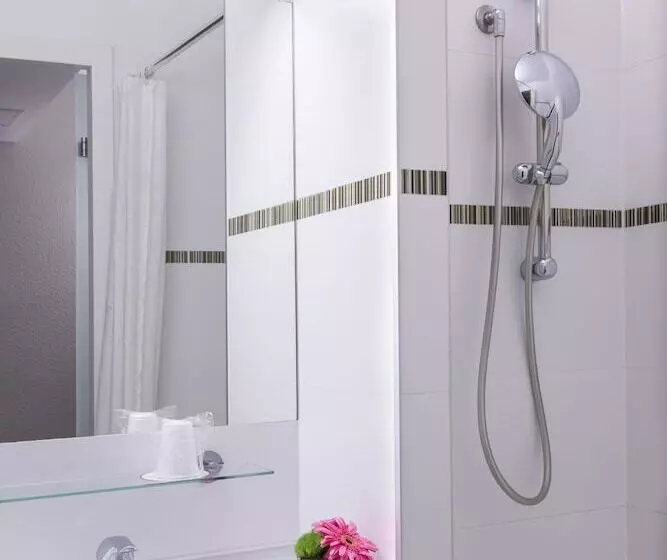 Standard Neljän Hengen Huone, B&b Hotel La Rochelle Centre