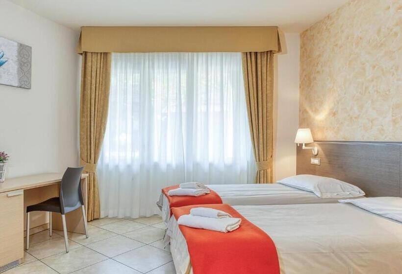 חדר סטנדרט לשלושה, Lumin