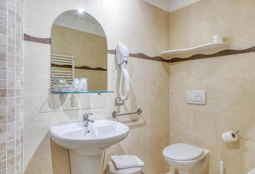 חדר סטנדרט לשלושה, Lumin