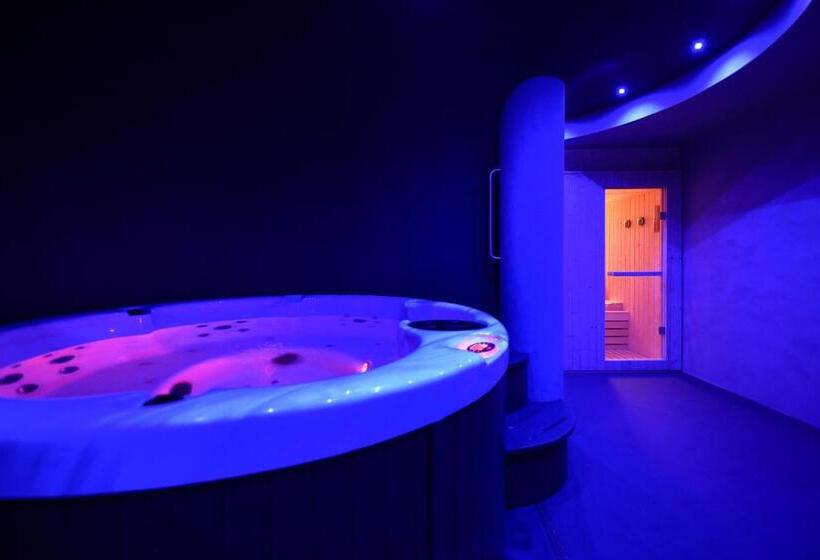 חדר סטנדרט לשלושה, Lumin