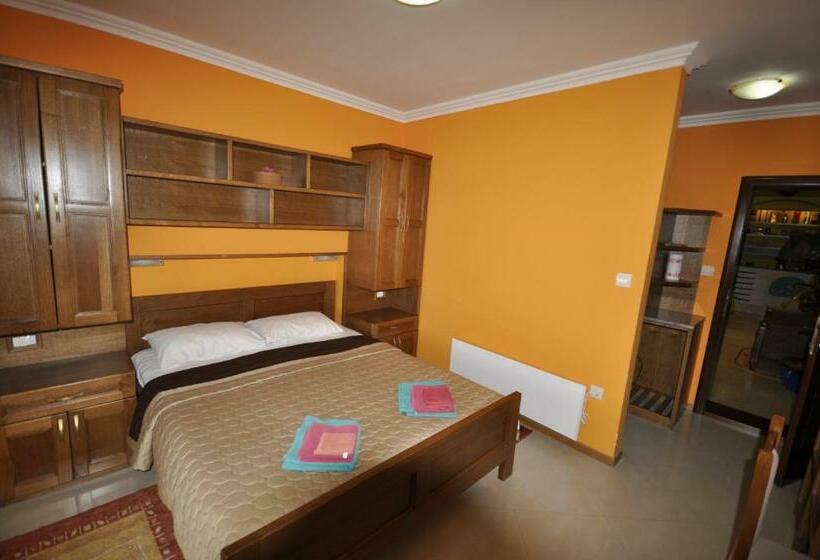 1 Bedroom Apartment with Terrace Sea View, Garni Hotel Bokeška Noć