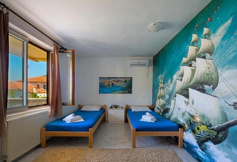 اتاق استاندارد, Pirate Backpackers