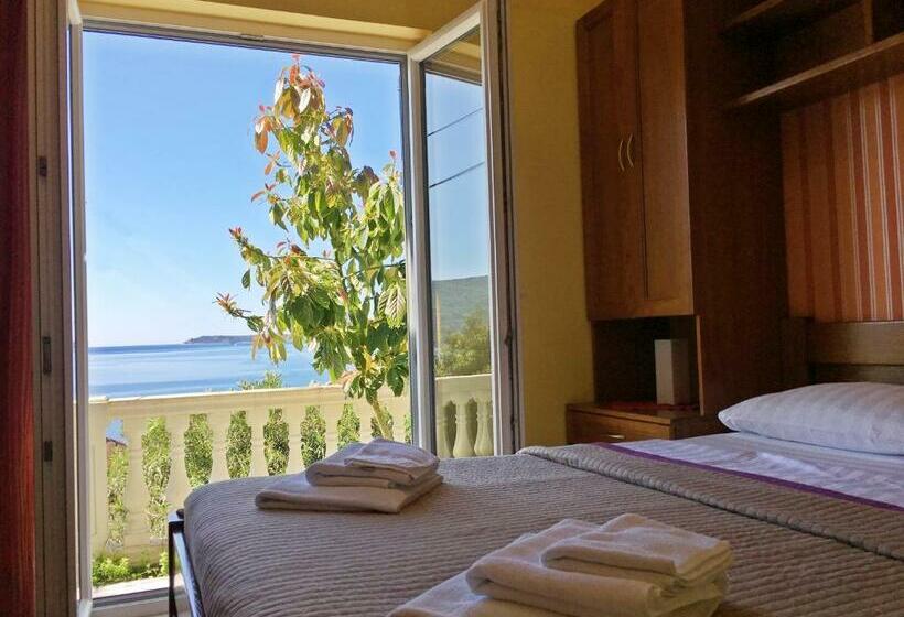1 Bedroom Apartment with Terrace Sea View, Garni Hotel Bokeška Noć