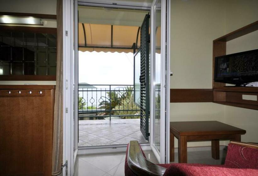 اتاق استاندارد با بالکن و چشم‌انداز دریا, Garni Hotel Bokeška Noć