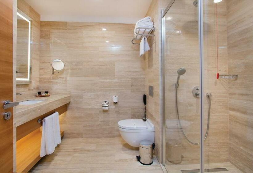 اتاق لوکس, Mia City