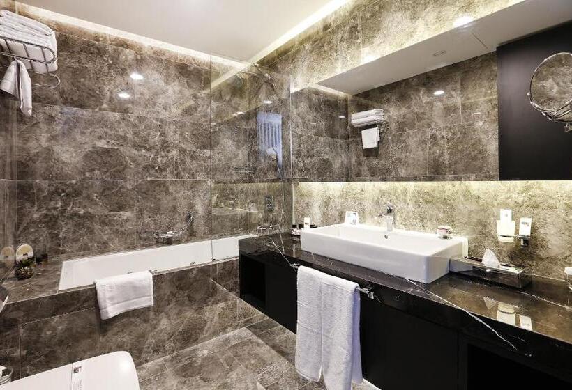 اتاق لوکس, Mia City