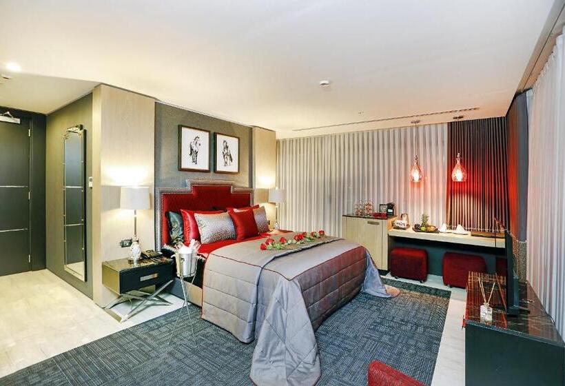 اتاق لوکس, Mia City