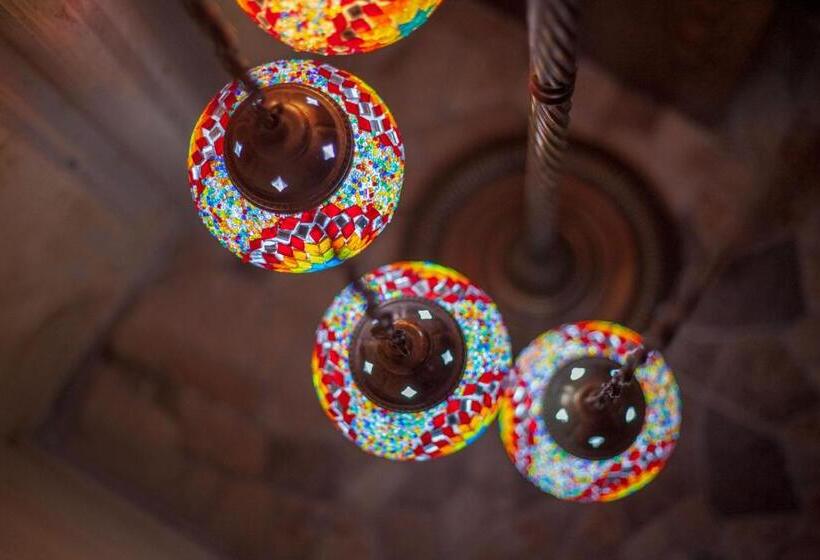 جناح عائلي, Peace Stone House