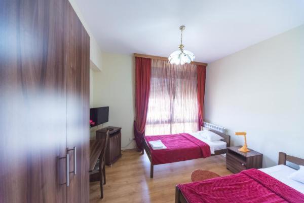 اتاق خانوادگی, Piramida