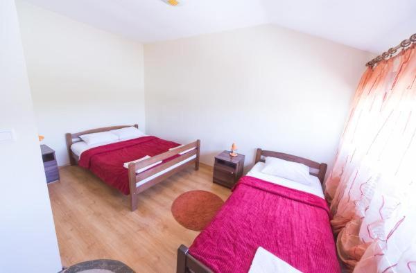 اتاق خانوادگی, Piramida