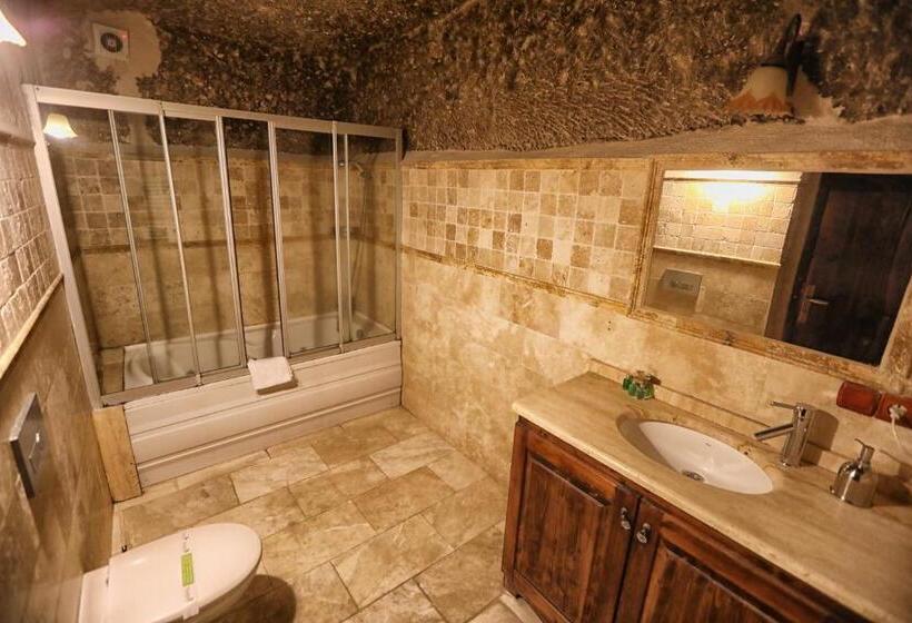 غرفة ديلوكس ثلاثية, Century Cave