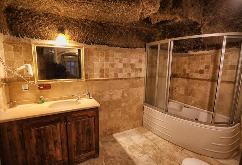 豪华三人间, Century Cave