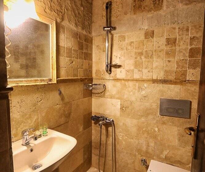 غرفة قياسية, Century Cave