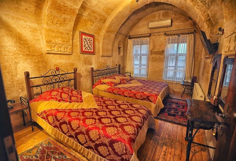 غرفة قياسية ثلاثية, Century Cave