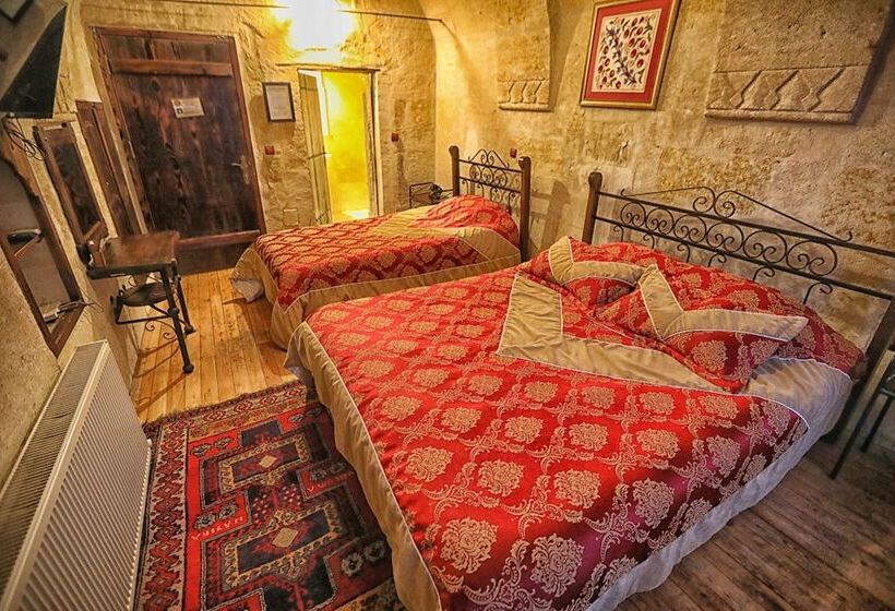 غرفة قياسية ثلاثية, Century Cave